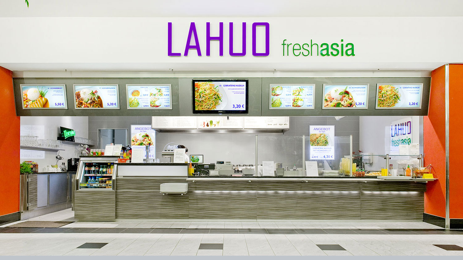 Ladenfront von Lahuo freshasia mit beleuchteter Logo-Beschriftung und Speisekarten-Displays.