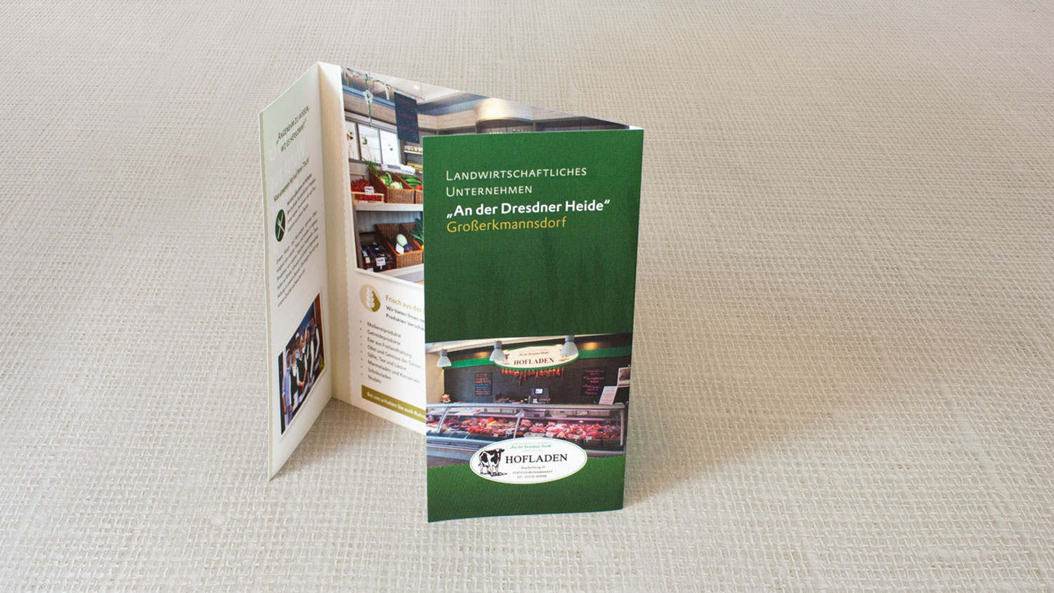 Aufgeklappter Hofladen-Flyer mit dem Titel „Fleisch & Wurst aus eigener Tierhaltung“.