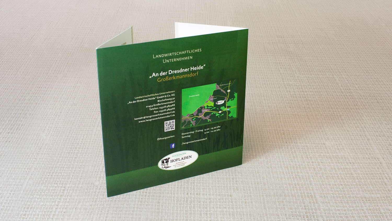 Innenseite des Hofladen-Flyers mit Fotos aus dem Hofladen-Sortiment.