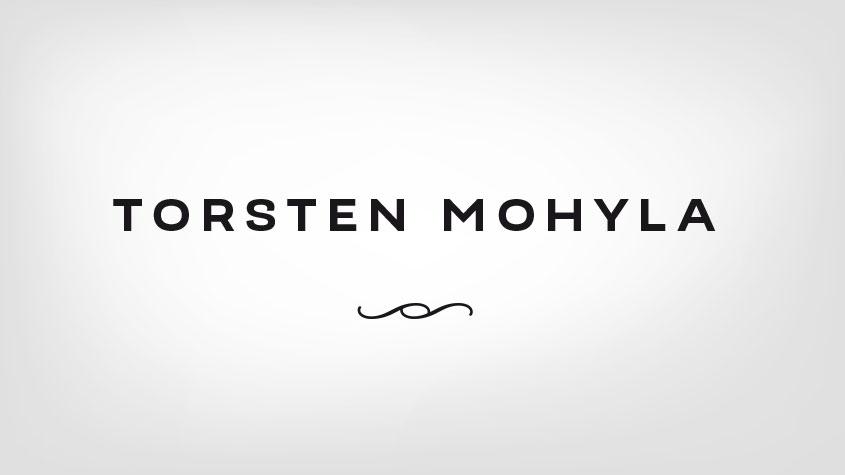 Logo von Torsten Mohyla: der Schriftzug „Torsten Mohyla“ mit einer geschwungenen Unterschriften-Ornamentik.