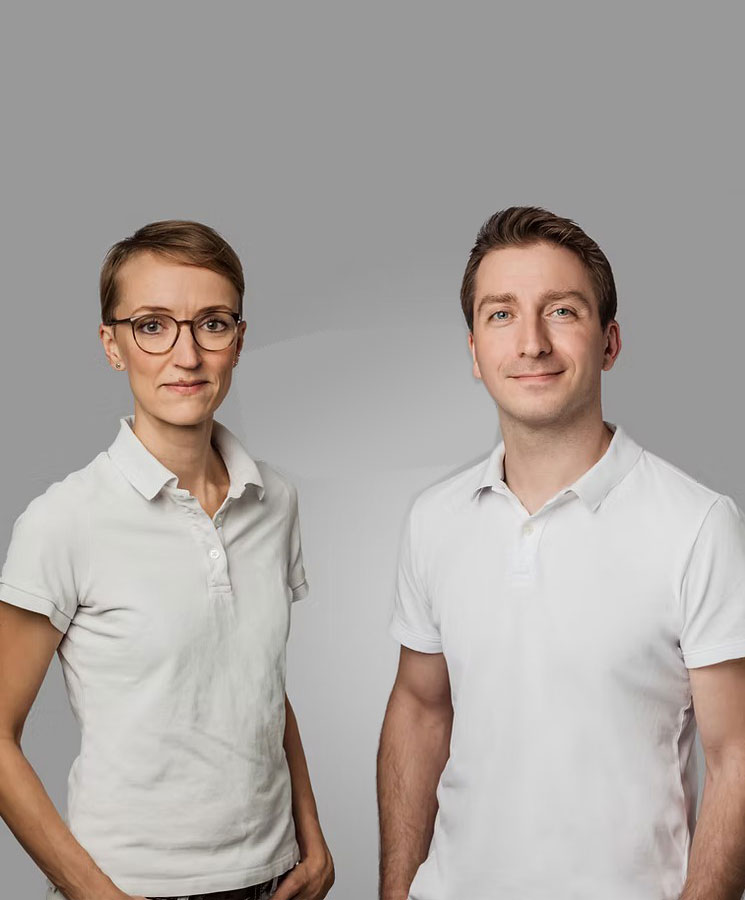 Die beiden Fachärzte der Urologie Meissen vor grauem Hintergrund.