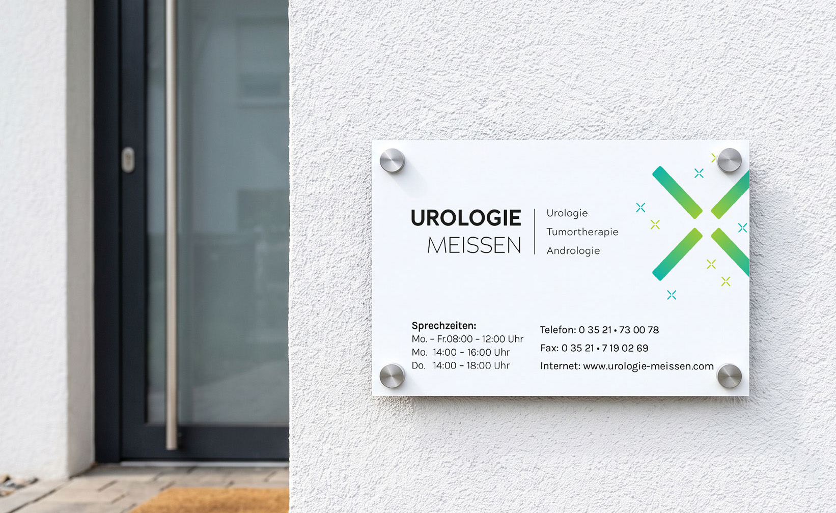 Praxisschild der Urologie Meissen neben der Eingangstür.