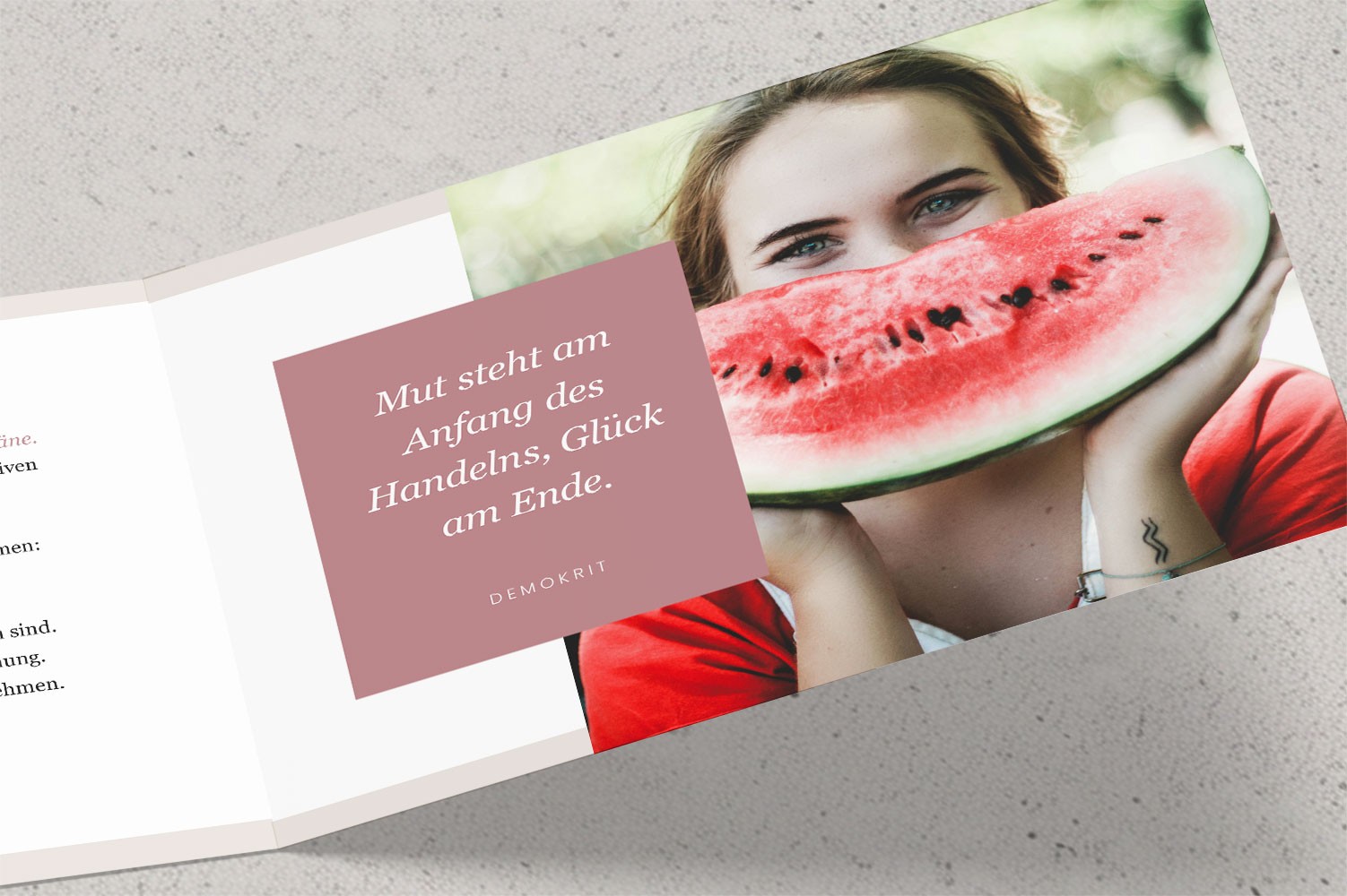 Flyer-Innenseite von Zwade Coaching mit dem Zitat von Demokrit vor dem Wassermelonen-Motiv.
