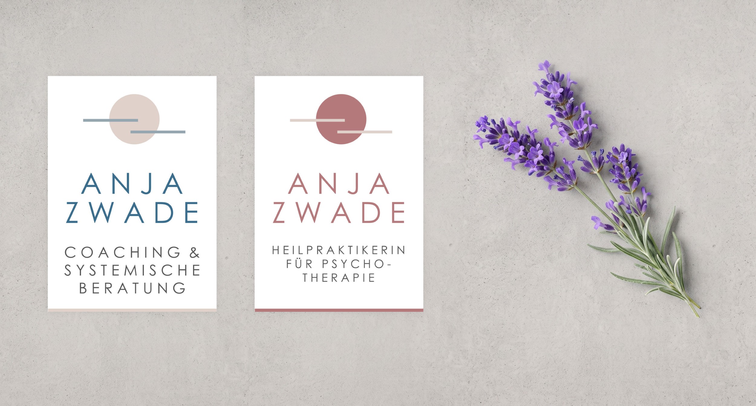 Zwei Visitenkarten-Varianten mit dem Logo von Anja Zwade neben einem Lavendelzweig.