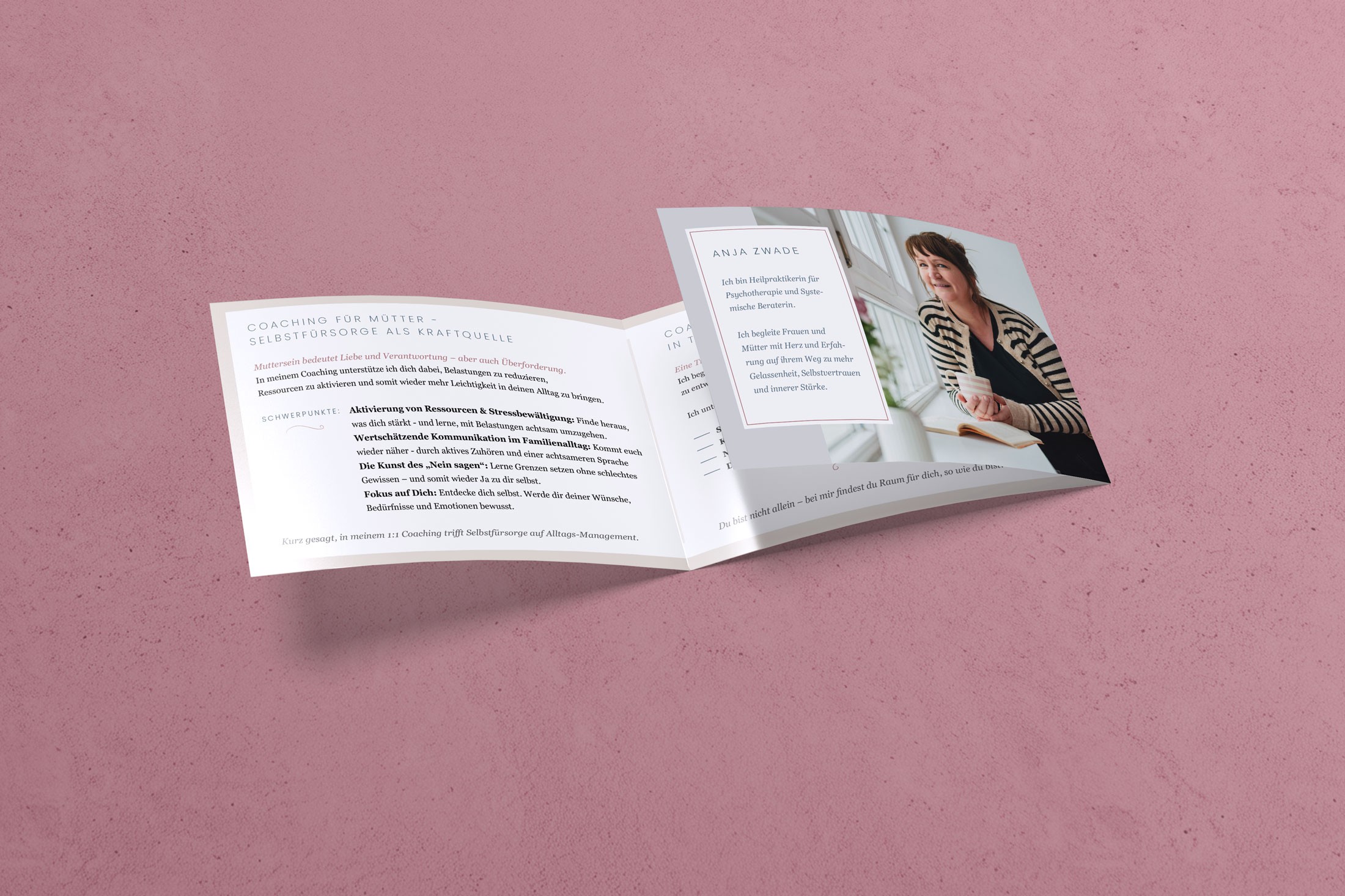Aufgeschlagener Flyer von Zwade Coaching auf altrosa Hintergrund.