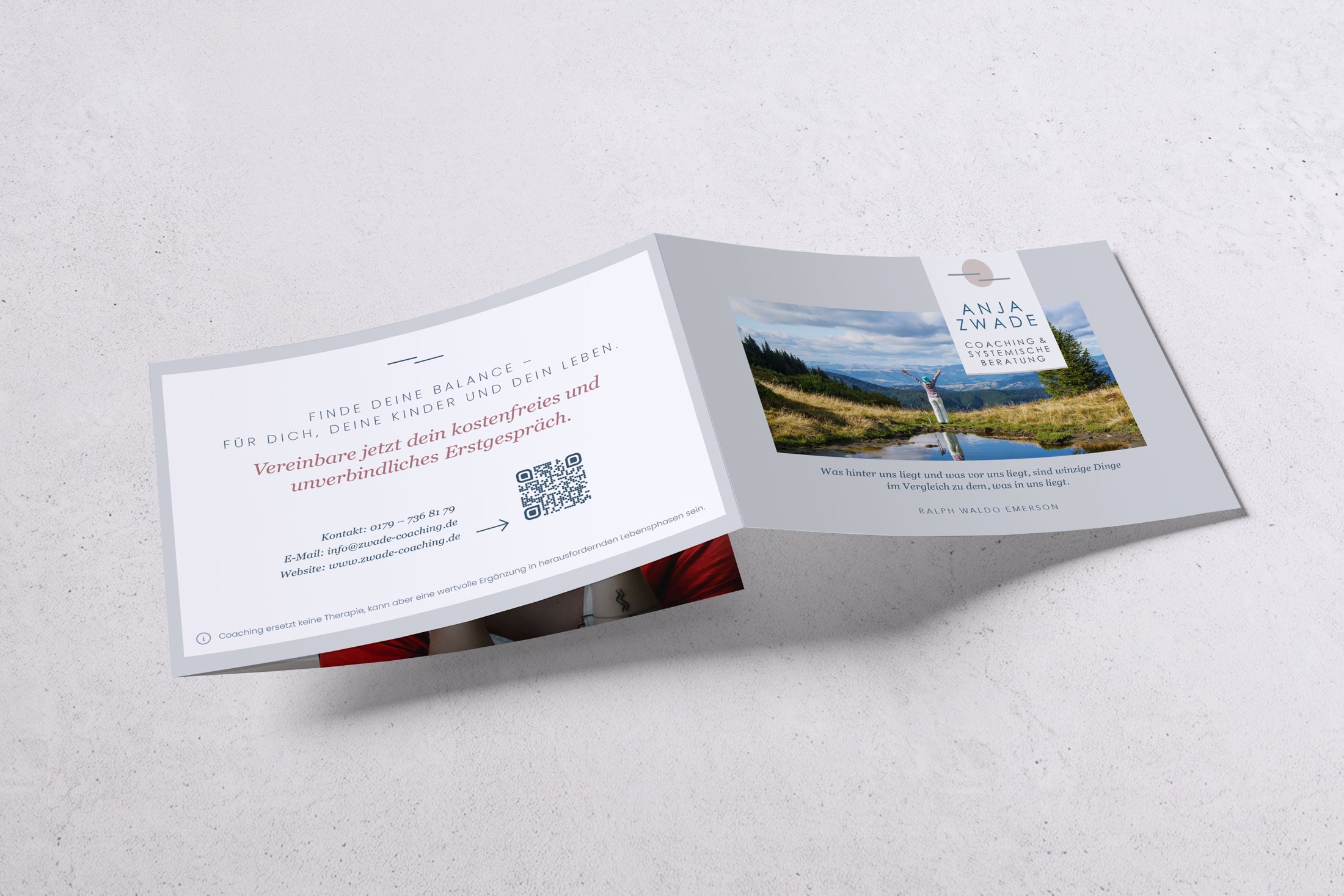 Flyer-Rückseite von Zwade Coaching mit QR-Code und dem Motiv der Bergwanderin.