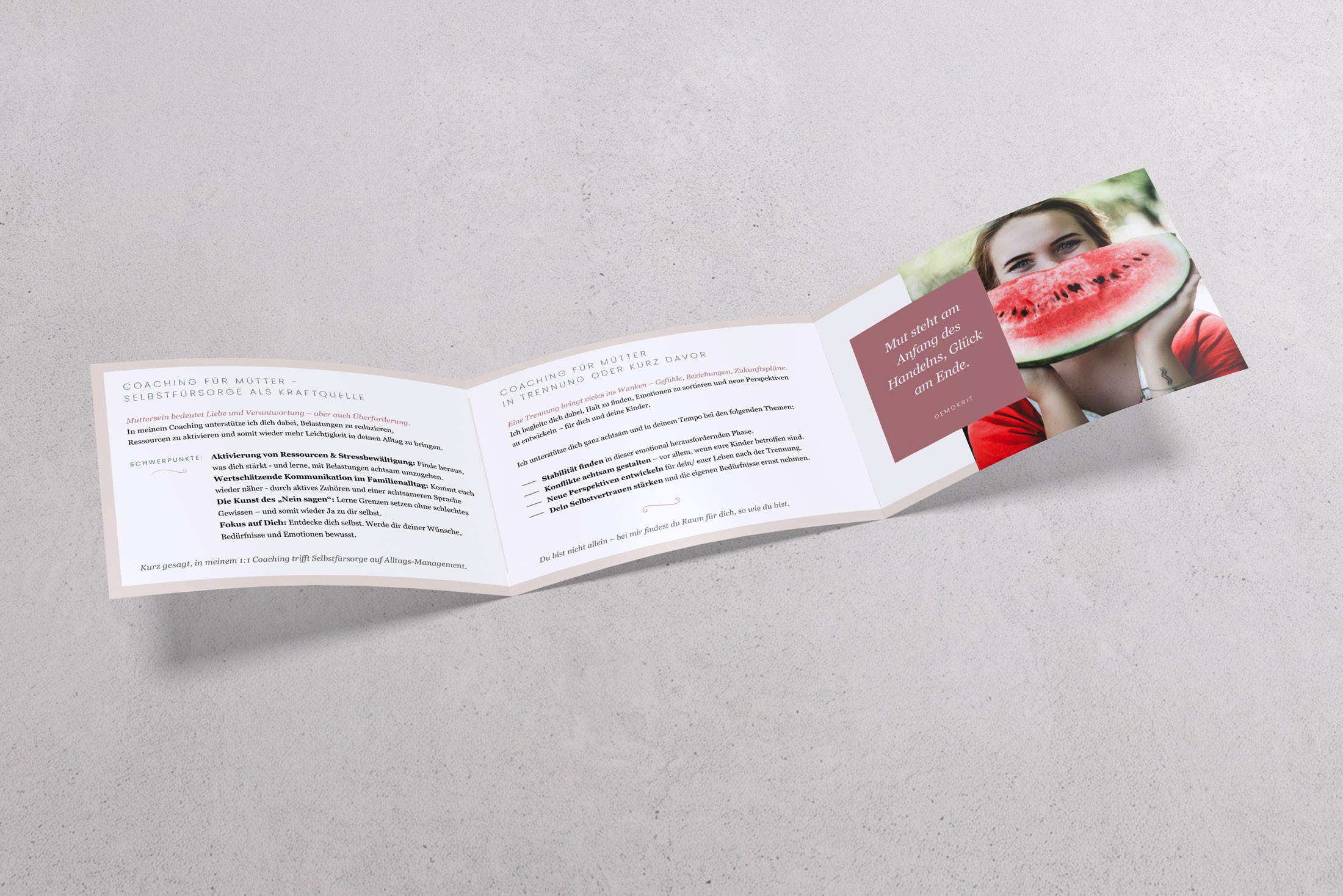 Wickelfalz-Flyer von Zwade Coaching mit Textseiten und dem Motiv der Wassermelone.