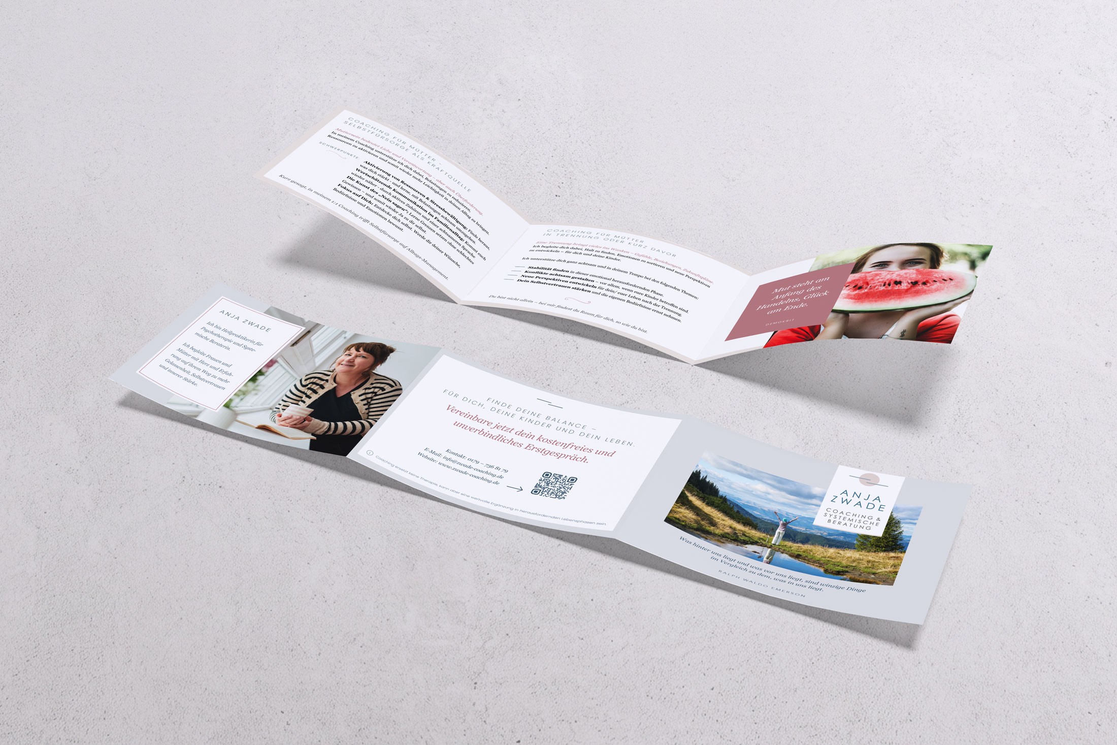 Der komplett aufgefaltete Wickelfalz-Flyer von Zwade Coaching mit allen sechs Seiten.