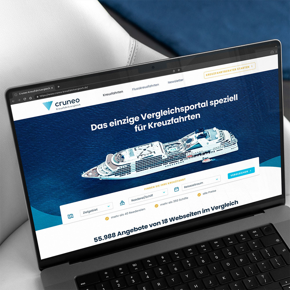 Ein Kreuzfahrtschiff auf dunkelblauem Meer, darunter die Suchmaske und „55.988 Angebote von 18 Webseiten im Vergleich“.
