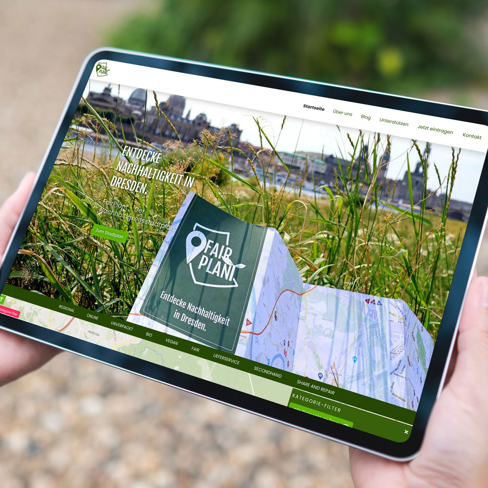 Auf einem Tablet: „Entdecke Nachhaltigkeit in Dresden“ über einer Wiese vor der Dresdner Silhouette, darunter der aufgeklappte Stadtplan mit Kategorie-Filter.
