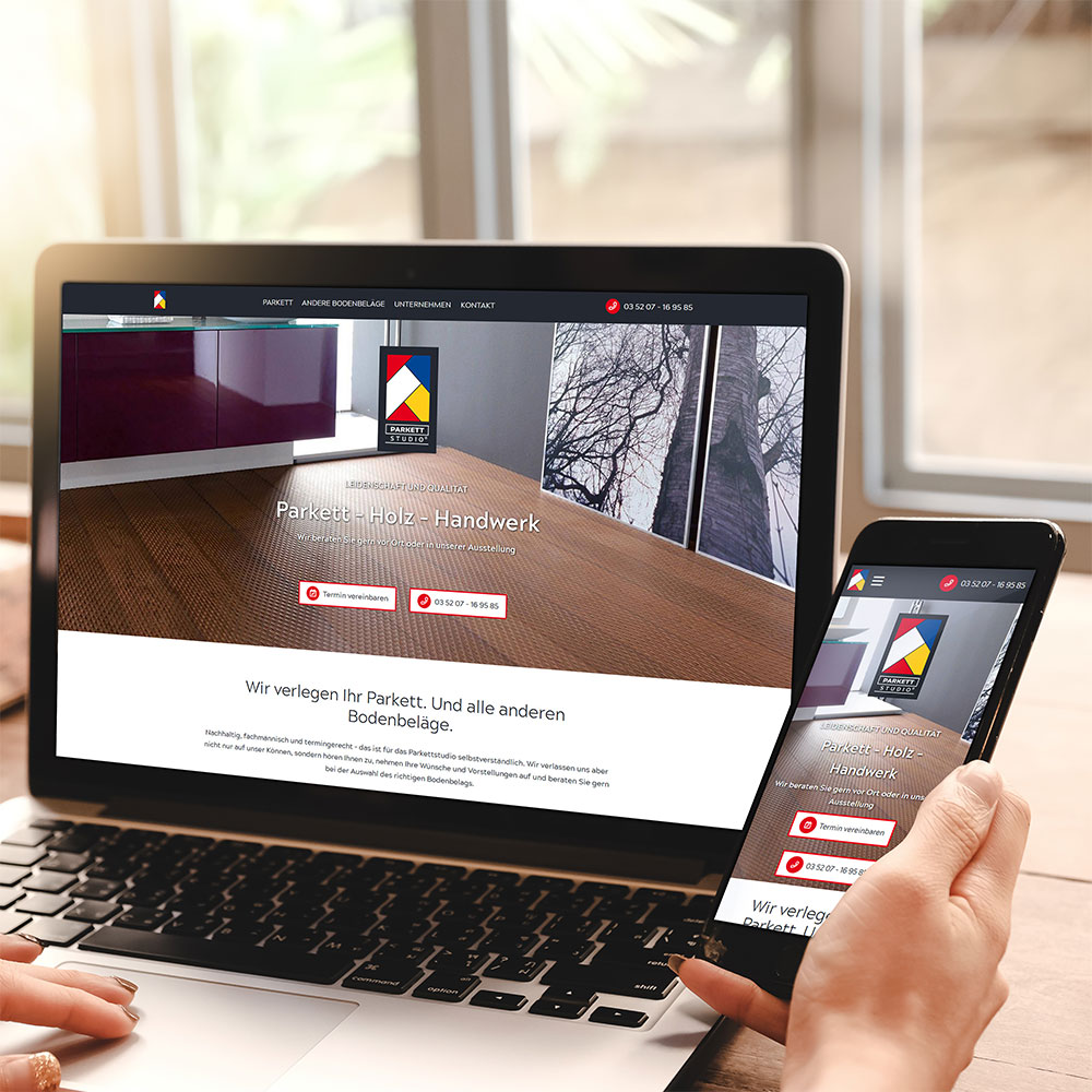 Auf Laptop und Smartphone nebeneinander: „Parkett – Holz – Handwerk“ über einer Ausstellungsfläche mit Holzboden.
