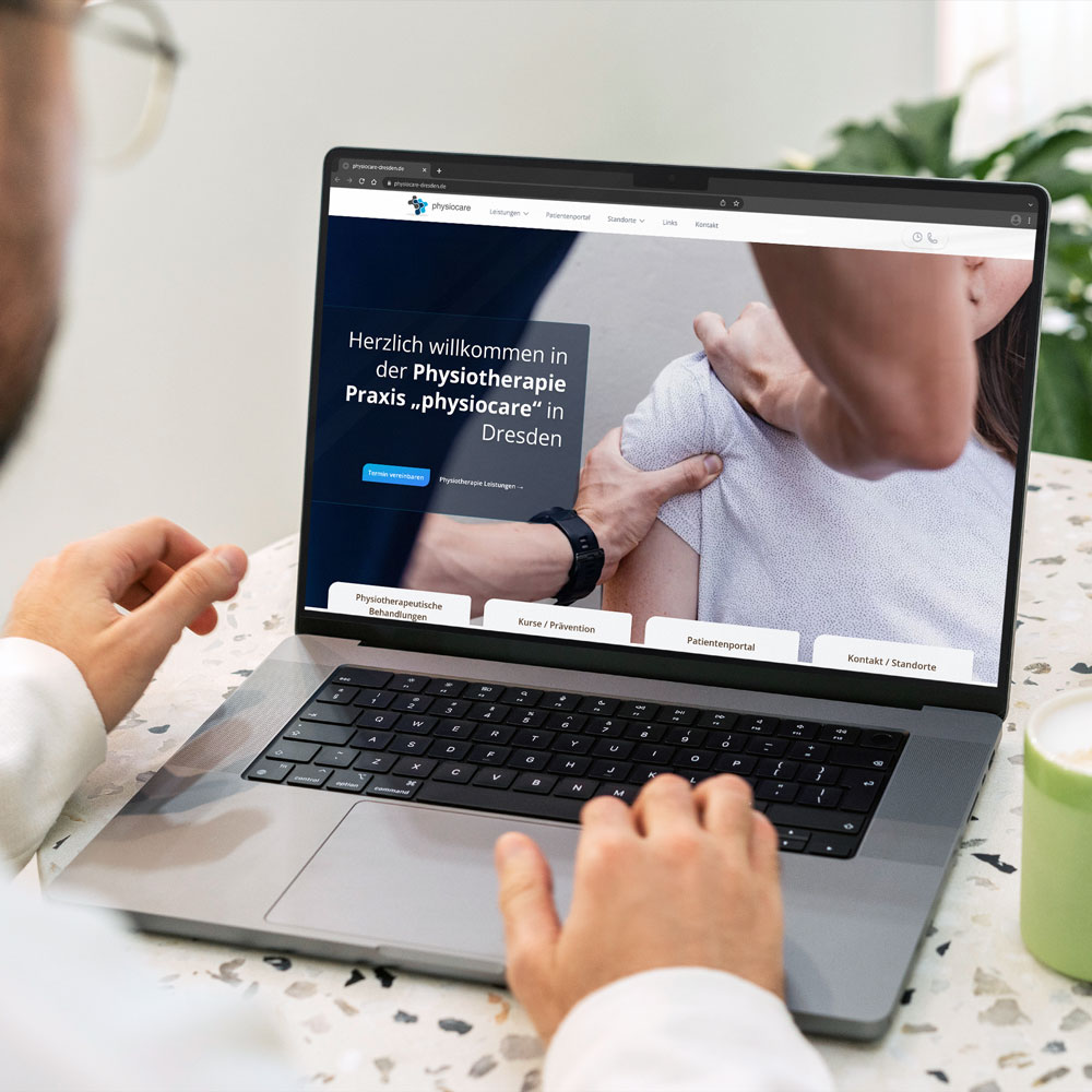 Begrüßung „Herzlich willkommen in der Physiotherapie Praxis physiocare in Dresden“ über dem Foto einer Schulterbehandlung, darunter Kacheln zu Behandlungen, Kursen und Patientenportal.