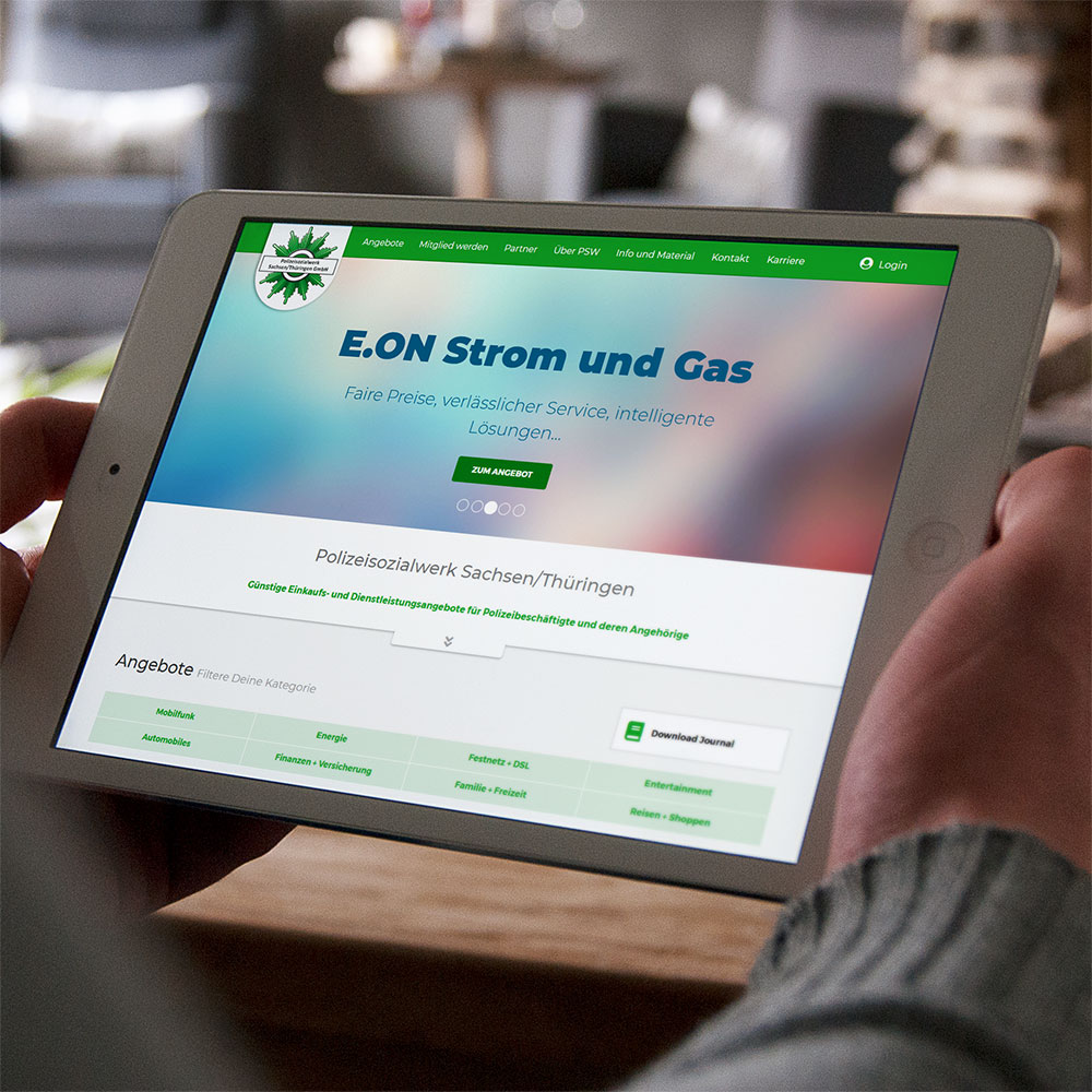 Auf einem Tablet: Angebotsportal mit Aktionsfläche, darunter die Kategorien von Mobilfunk bis Reisen.