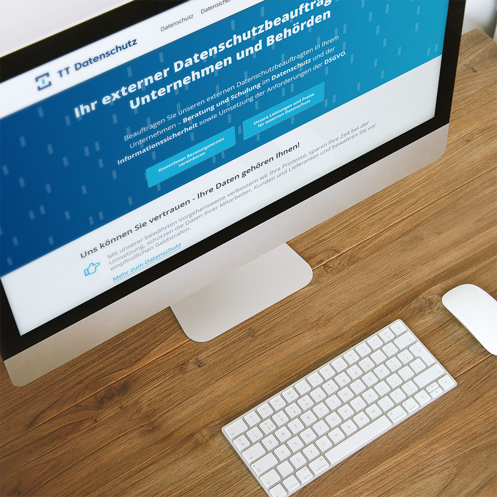 Blaue Bühne mit der Zeile „Ihr externer Datenschutzbeauftragter in Unternehmen und Behörden“.